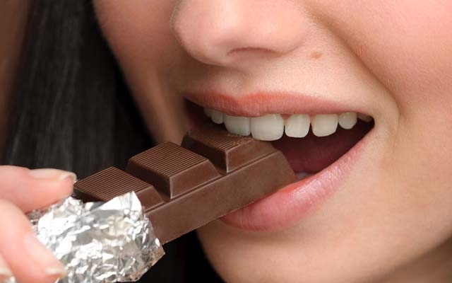 Есть ли специальное слово, чтобы описать, как вы едите шоколад?